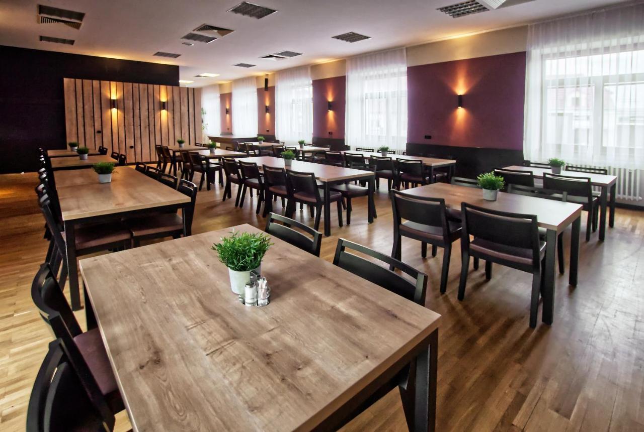 Restaurace A Penzion Praha Dolní Dunajovice المظهر الخارجي الصورة