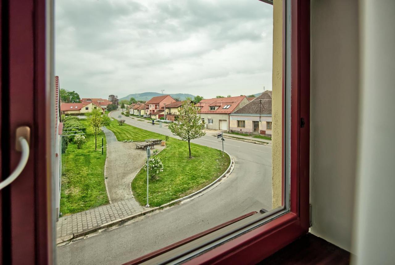 Restaurace A Penzion Praha Dolní Dunajovice المظهر الخارجي الصورة