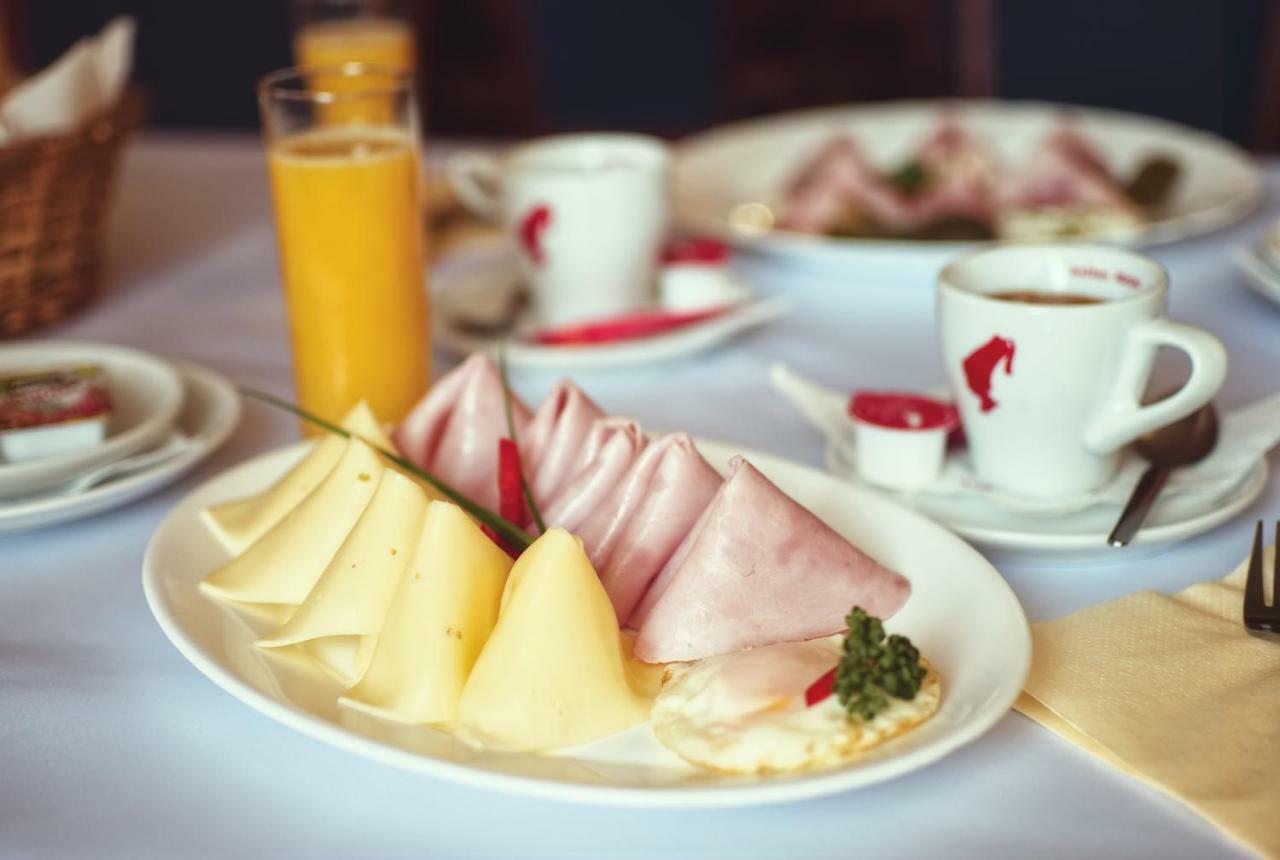 Restaurace A Penzion Praha Dolní Dunajovice المظهر الخارجي الصورة