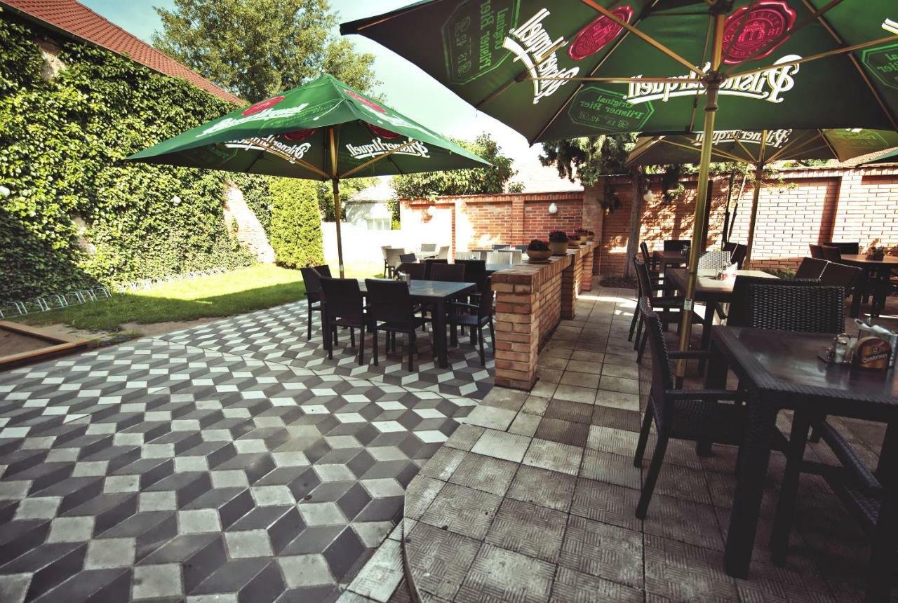 Restaurace A Penzion Praha Dolní Dunajovice المظهر الخارجي الصورة